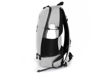 2 elastic side pockets with safety strap