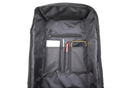 Handy inner pockets and zipper compartment